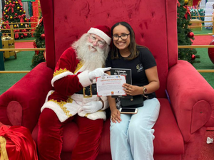 Jovem escritora arapiraquense conquista Papai Noel com suas obras literárias