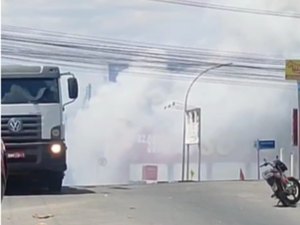 [Vídeo] Incêndio atinge loja de fogos de artifício no Centro de Arapiraca