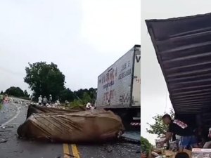 [Vídeo] Dois caminhões se chocam em Junqueiro e carga é saqueada por populares