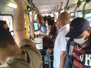 [Vídeo] Ônibus superlotado é guinchado e passageiros protestam na BR-104