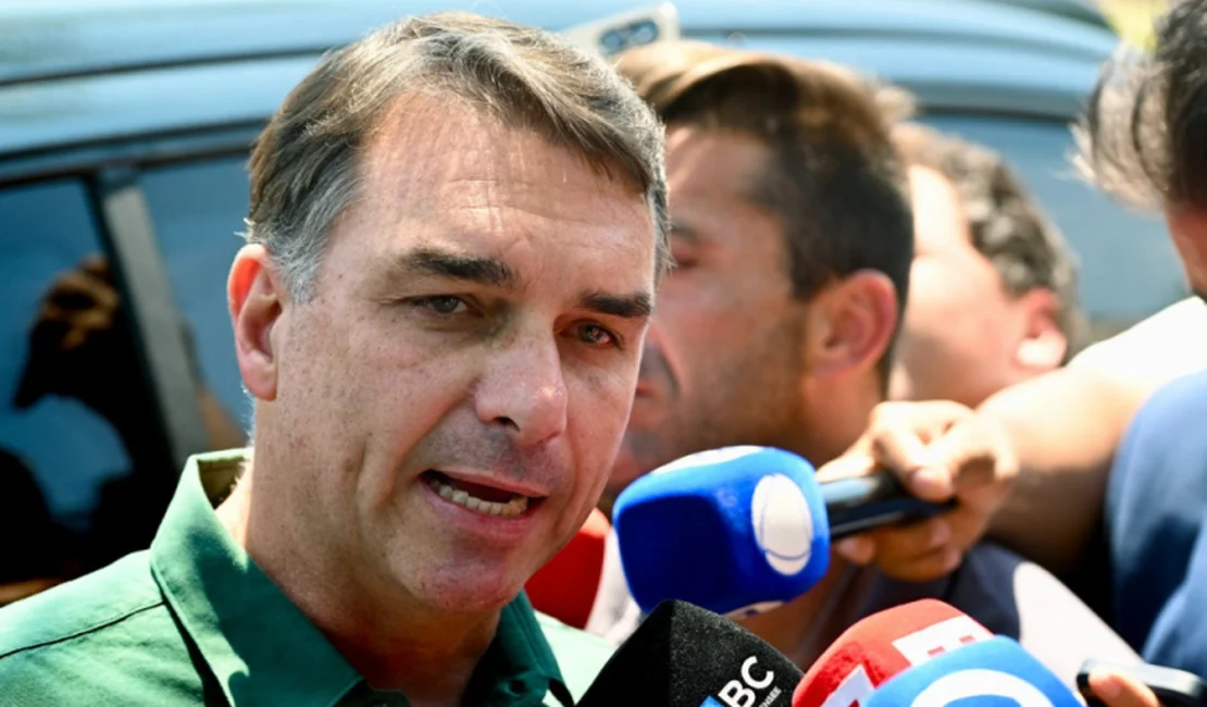 Flávio visita Bolsonaro pela 1º vez após autorização de Moraes