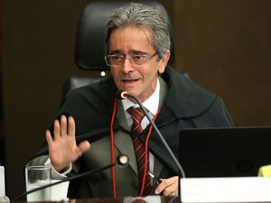 Almagis esclarece acusações de que governador interino teria aumentado próprio salário