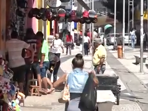[Vídeo] Ambulantes irregulares aproveitam falta de fiscalização e instalam feira livre no Centro