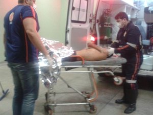 Homem sofre tentativa de homicídio após discussão em bar