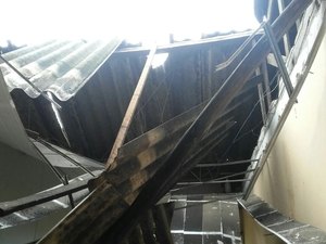 Parte do teto do Labmar desaba em função das chuvas neste domingo