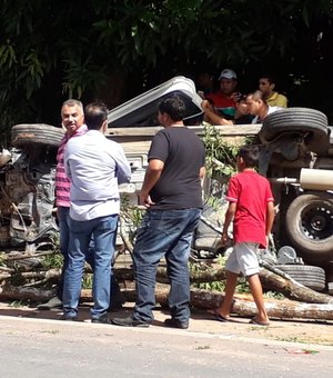Veículo capota em Murici e deixa dois feridos 