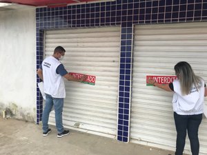 Vigilância Sanitária notifica, autua e interdita farmácia em Maceió