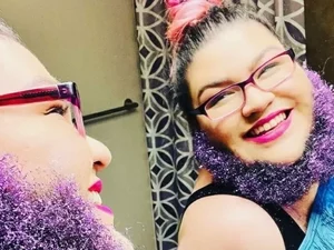 'Agora me sinto bonita': a mulher que confronta padrões após assumir barba
