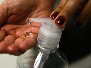 Farmácias de manipulação podem vender álcool gel ao público