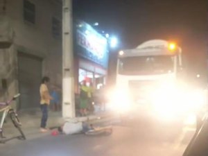 Ciclista é atropelado por caminhão coletor de lixo no bairro Benedito Bentes