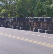 Carreta com carga de granito tomba e deixa motorista ferido na BR-316 em Atalaia