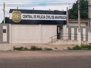 Dupla é presa com moto roubada e simulacro de arma de fogo, em Arapiraca