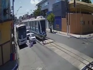 Jovem que salvou senhora de ser atropelada por VLT diz como evitou o acidente
