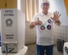 Renan Calheiros, candidato ao Senado, vota em escola de Maceió