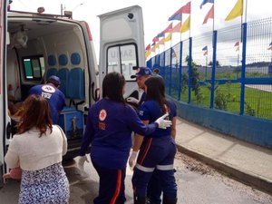 Colisão entre viatura policial e motocicleta deixa um ferido em Arapiraca