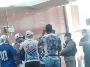 [Vídeo] Torcedores do CSA protestam após derrota para a Ponte Preta