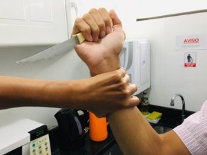 Marido é preso após ameaçar esposa com duas facas 
