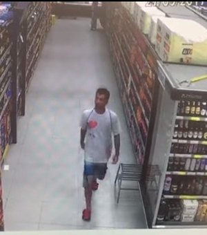 Câmeras de segurança registram homem furtando bebidas em supermercado