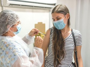Saúde inicia campanha de vacinação contra HPV nas escolas nesta segunda (21)