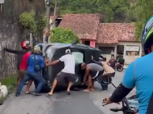 Veículo capota e causa transtorno na Ladeira da Moenda em Maceió