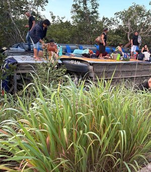 Ônibus com passageiros alagoanos tomba no Norte de MG e deixa duas pessoas mortas