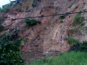 Barreira desliza e interdita rodovia AL – 101 Norte