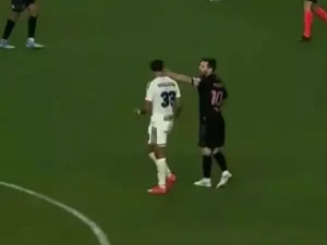 Messi é multado após dar tapa no rosto de adversário