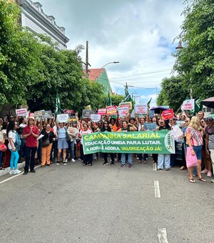 Professores protestam no bairro do Jaraguá; manifestação deixa trânsito lento