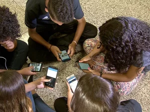 Comissão de Educação aprova projeto que proíbe celular em escolas