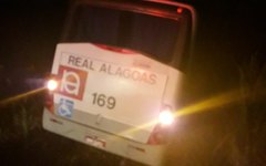 Ônibus que saiu de Arapiraca com destino a Maceió sai da pista e entra em canavial