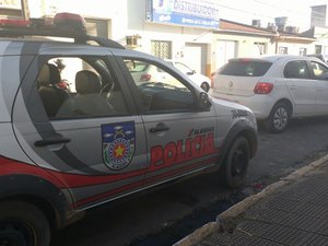 Ao sair de acostamento condutor colide com veículo no Centro de Arapiraca