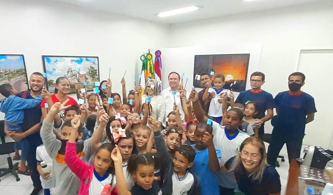 Alunos de escola da comunidade quilombola de Pau D´Arco visitam gabinete do prefeito de Arapiraca
