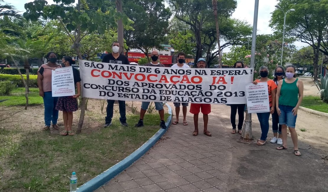 Reserva do concurso da educação volta a protestar em Maceió por convocação