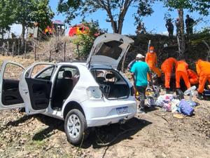 Quatro pessoas ficam feridas em acidente com carro que caiu em ribanceira em Penedo