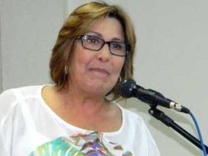 Célia Rocha descumpre acordo com frente e pede voto a Nivaldo Albuquerque