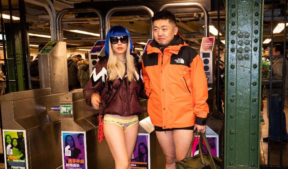 Centenas enfrentaram frio no 'dia sem calças' no metrô de Nova York
