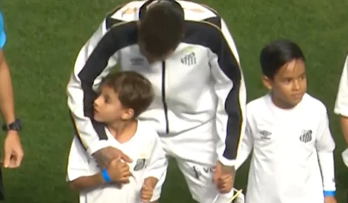 Atitude de Neymar com criança em jogo chama atenção da web