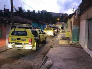 Homem tentar se esconder da polícia em Arapiraca mas é preso por tráfico   