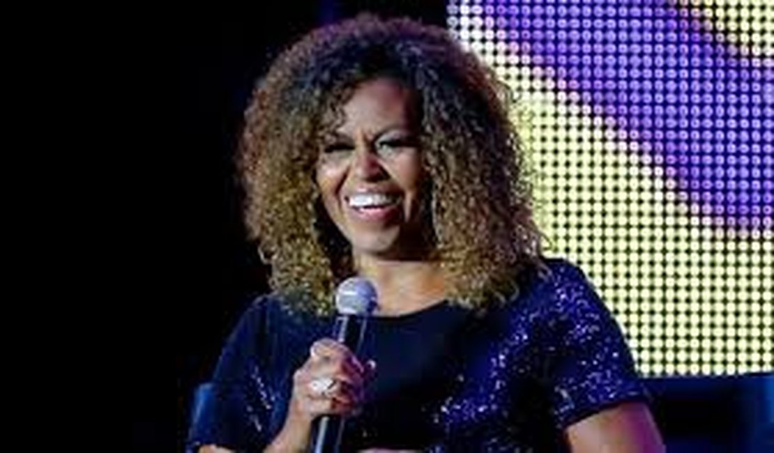 Michelle Obama aparece de cabelo cacheado e reforça que é uma inspiração para todos