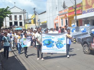 Alunos fazem passeata em alusão ao Dia Mundial da Água