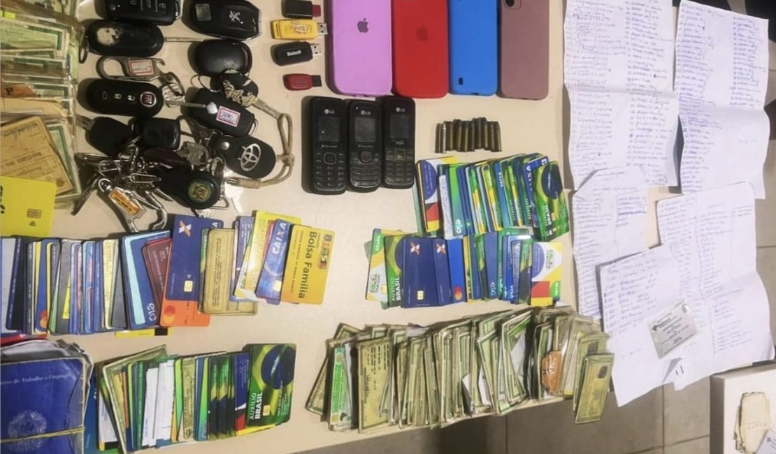 Polícia Civil apreende 191 cartões bancários em operação contra agiotagem em Penedo