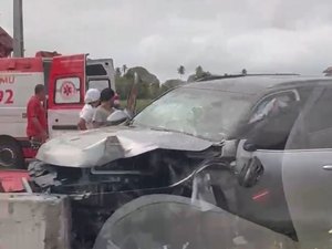 Mulher fica ferida em colisão entre carros na AL-101 Sul, em Marechal Deodoro