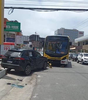 Acidente entre carro e ônibus prejudica trânsito na Ponta Verde