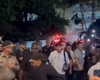 Neymar é recebido com carinho por fãs e torcedores em hotel de Maceió