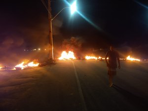 Evangélicos bloqueiam Rodovia AL 101 Norte em protesto à prisão de pastor em Paripueira