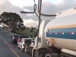 Acidente envolvendo quatro carros e uma carreta tanque deixa trânsito interditado em Marechal Deodoro