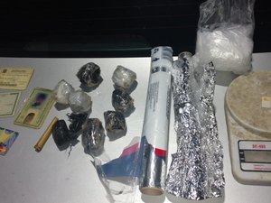 Polícia realiza apreensão de drogas em residência 