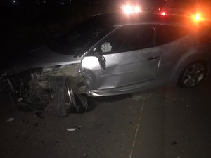 Condutor perde controle do veículo, colide em caminhão e foge após acidente