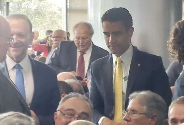 JHC marca presença em Brasília, na posse de Gleisi como ministra de Lula