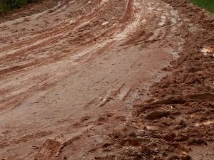 Moradores do Povoado Ipueiras em Estrela de Alagoas sofrem com falta de pavimentação